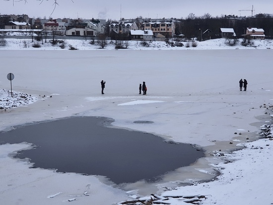 Ради фотографий люди выходят на непрочный лед реки Великой в Пскове