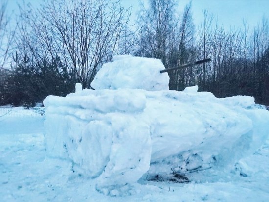 Танк из снега смастерили в Великолукском районе
