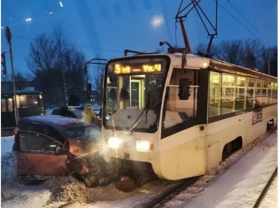 В Ярославле трамвай «зажевал» легковушку