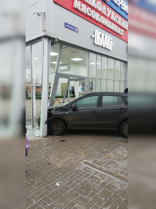 Машина врезалась в магазин кальянов в Волгограде