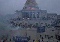 Сотрудники правоохранительных органов полностью освободили здание Капитолия в Вашингтоне от протестующих сторонников действующего президента США Дональда Трампа, сообщает Reuters
