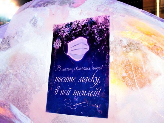 Без масок под музыку: как гуляют на площади Ленина в Хабаровске