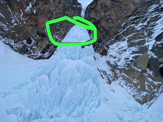 На камчатском водопаде под Вилючинским вулканом пострадали туристы