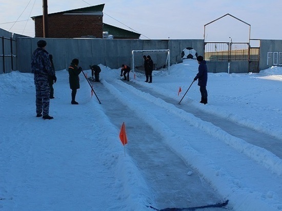 Заключенные в колонии под Новосибирском провели соревнования по керлингу