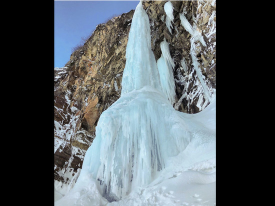 На Камчатке подо льдом водопада оказались четыре человека