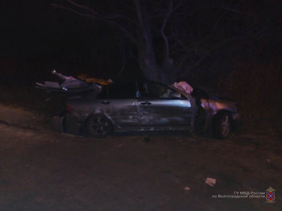 Женщина-водитель травмировалась в ДТП с наездом двух авто на дерево