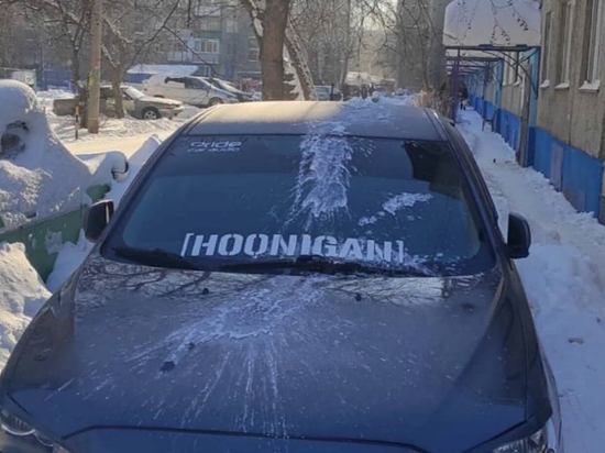 Автомобиль облили кислотой в одном из барнаульских дворов