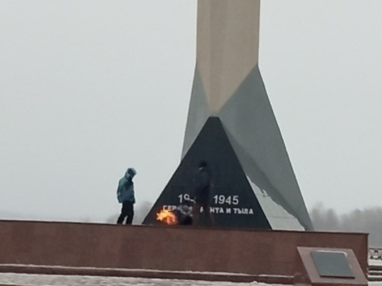 Дети плясали на Вечном огне в Энгельсе: в соцсетях их оправдывают