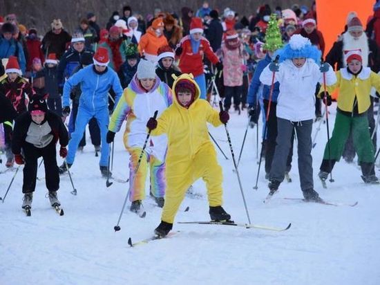 150 активных уфимцев поучаствовали в костюмированной лыжной гонке