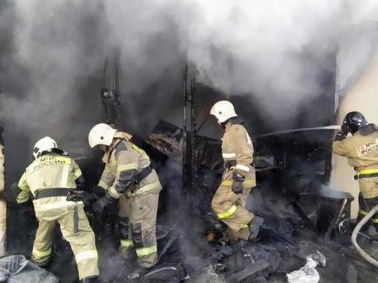 В Краснодаре сгорел магазин автозапчастей