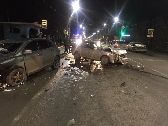 В массовой аварии под Ростовом пострадали три человека