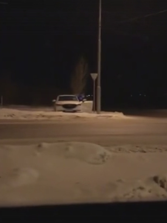 В городе Кемерово автомобиль вынесло на обочину в результате ДТП