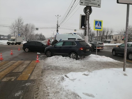 Пытаясь проехать первым, водитель спровоцировал аварию на набережной в Твери