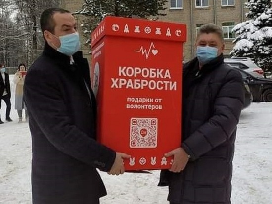 Спикер Костромской Облдумы передал в детскую больницу «Коробку храбрости»