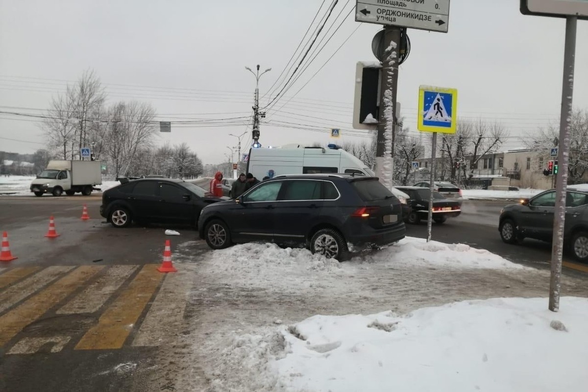 Автоарсенал тверь набережная реки лазури. ДТП Тверь набережная лазури. Авария на набережной лазури в Твери сегодня.