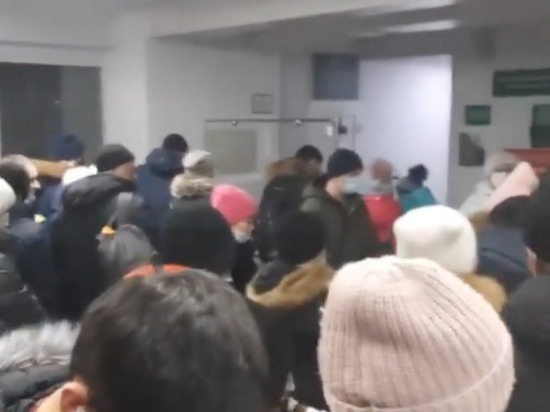 В аэропорту Улан-Удэ пассажиры устроили давку из-за ковидных тестов
