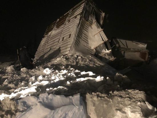 Тело мужчины нашли под снежным завалом в Норильске