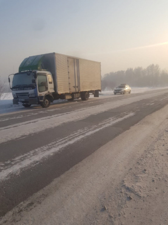 Полицейские пришли на помощь замерзавшему на кузбасской трассе водителю грузовика