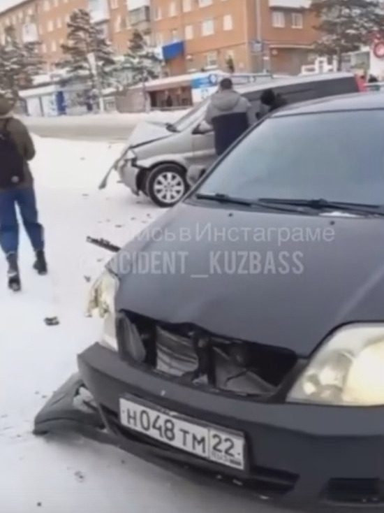 Автомобилист на большой скорости снес легковушку и повредил ларек в Кузбассе