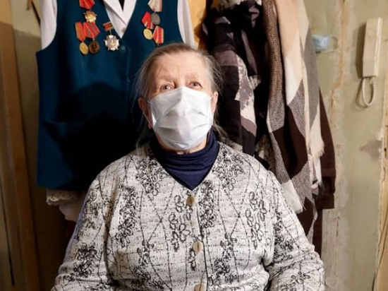 В Сургуте волонтеры делают ремонт в квартире одинокой бабушки