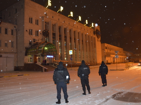 Сотрудники Управления Росгвардии обеспечили безопасность на железнодорожном вокзале в Брянске