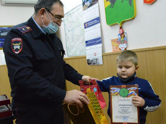 Воронежские полицейские наградили победителей фотоконкурса по безопасности дорожного движения