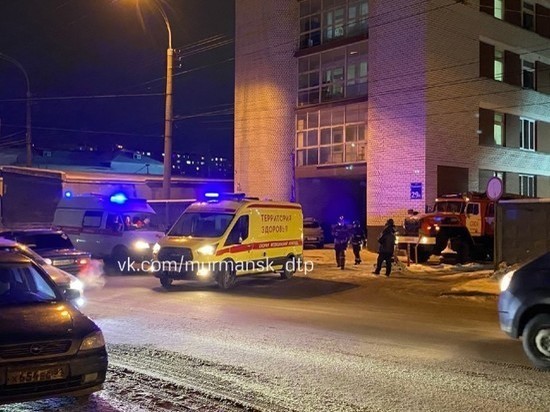Два автомобиля столкнулись на улице Радищева в Мурманске