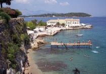 Сразу несколько стран в январе ужесточили правила въезда для туристов – отрицательный тест на коронавирус понадобится путешествующим в Великобританию и на Кубу, в Греции увеличили срок карантина