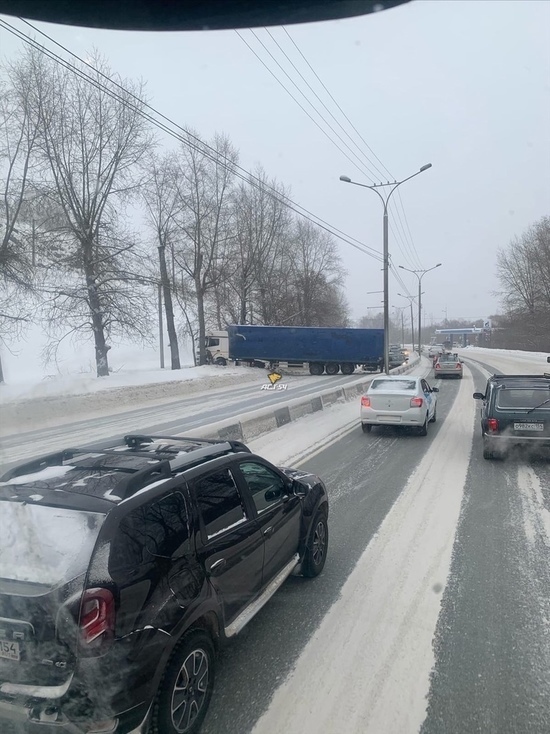 Фура перекрыла все полосы дороги и собрала многокилометровый затор в Новосибирске