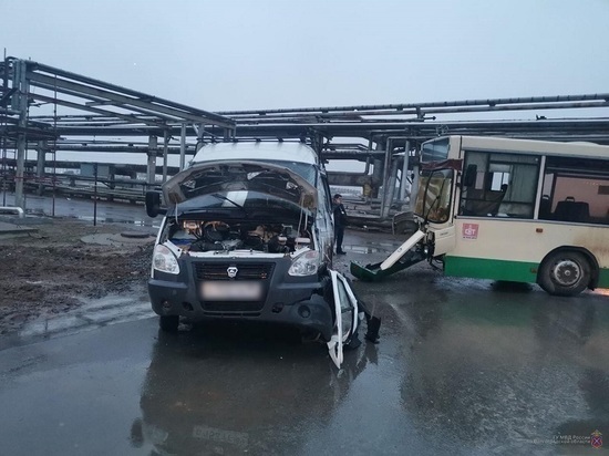 Водитель маршрутки в Волгограде травмировался в ДТП с автобусом