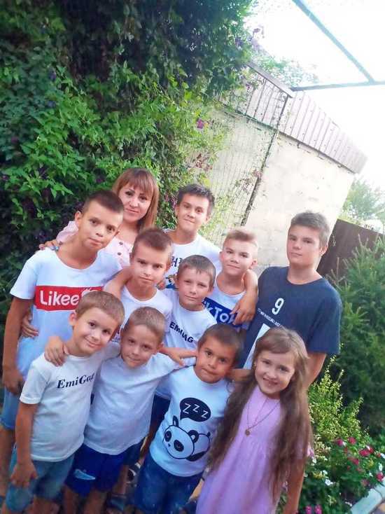 Семье с 11 приемными детьми на Ставрополье вручили благодарность