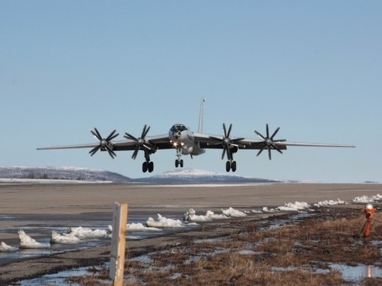 Экипажи дальних противолодочных самолетов Ту-142 объединения ВВС и ПВО Северного флота продолжат длительные полеты в районах Атлантического и Северного Ледовитого океана