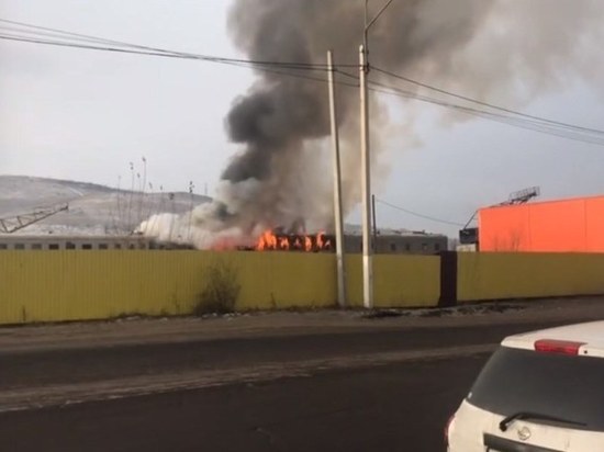 Списанный вагон загорелся на металлобазе в Чите