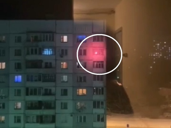 Здравствуй пожар: в Ярославле жители многоэтажки пускают фейерверки прямо с балкона