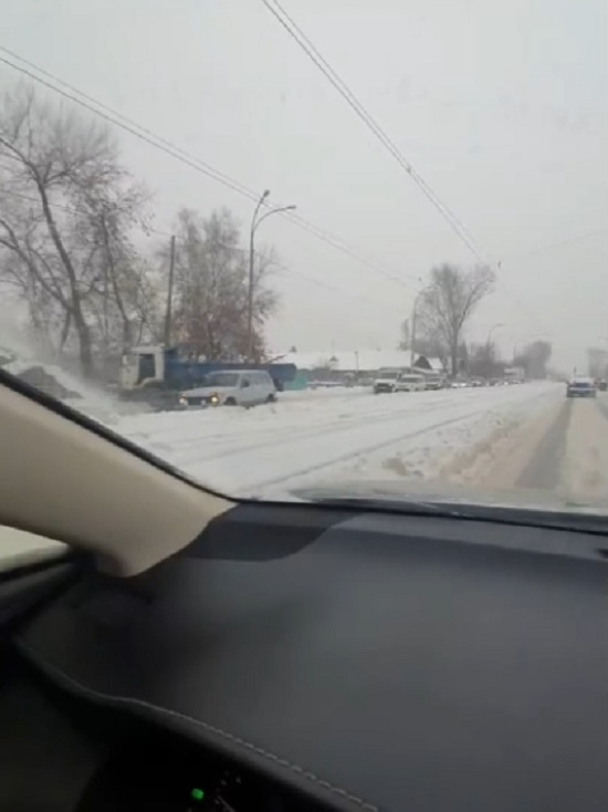 КамАЗ перегородил дорогу в Кемерове после ДТП