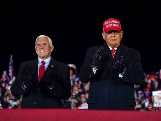 СМИ сообщили о "враждебных" отношениях Трампа и Пенса