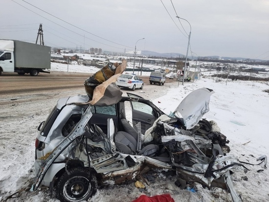 На выезде из Красноярска погиб водитель Mazda