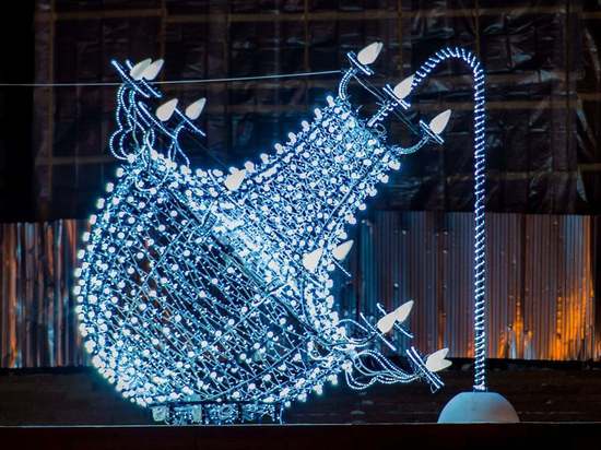 Челябинцы в новогодние каникулы разобрали гигантскую городскую "люстру"
