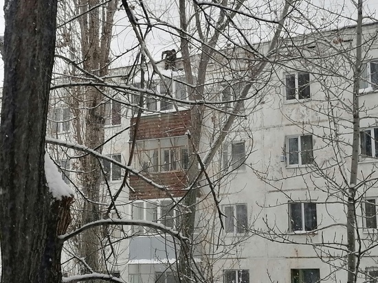 В Оренбурге  на крышах снег чистят люди без страховки