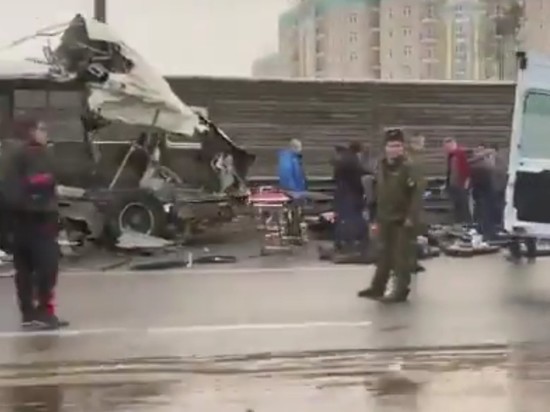 СМИ: четверо погибли при таране грузовиком колонны военных автобусов