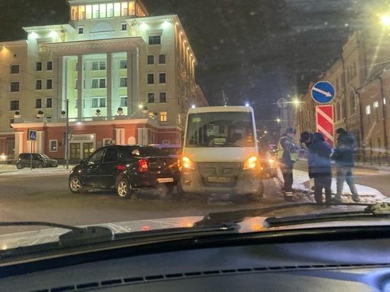 Маршрутка снова попала в аварию в Смоленске