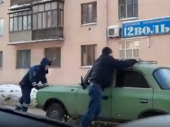 В Костроме полиция помогла водителю «толкнуть» автомобиль