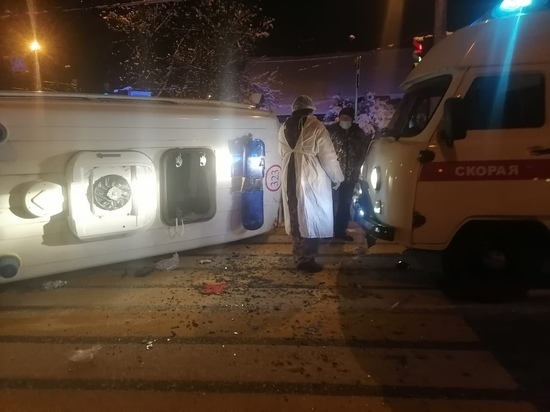 В аварии в Твери с участием "скорой" пострадали водитель, фельдшер и пациент
