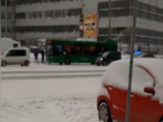 В Челябинске полицейские установили личность мужчины, который устроил драку в автобусе