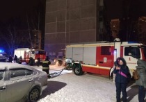 Жильцов дома 17 по улице Рассветной в районе ЖБИ Екатеринбурга, где ночью полыхал пожар на втором этаже, начали запускать в их квартиры