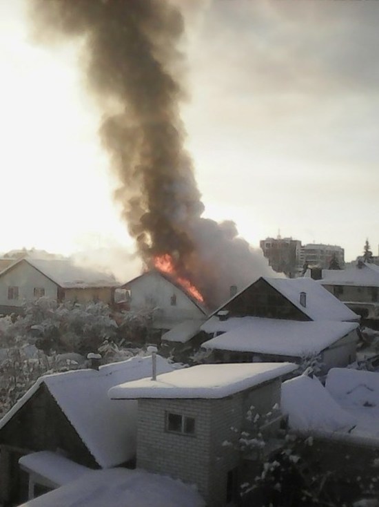 На пожаре в частном доме в Твери погибла женщина