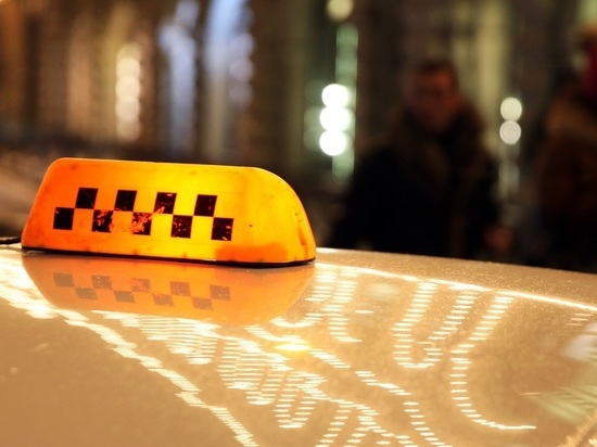 В Москве водитель такси напала мужчину за отказ платить наличными