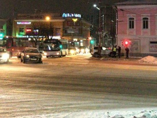На площади Ленина в Рязани внедорожник вылетел на тротуар после ДТП