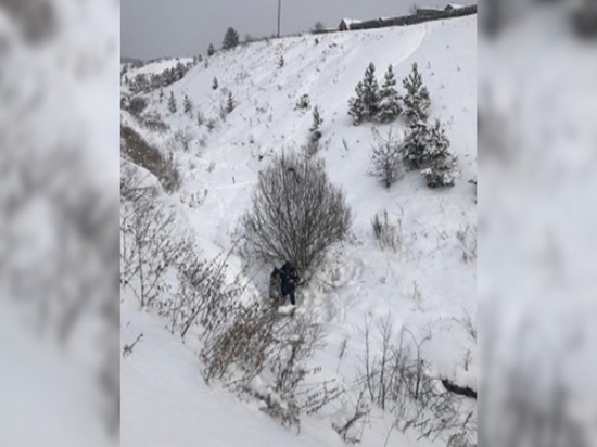 В Челябинской области пенсионер провалился в глубокий овраг и едва не погиб