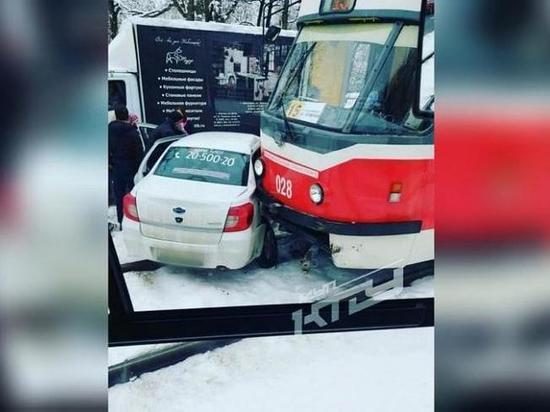 В Краснодаре произошла авария с участием трамвая и такси